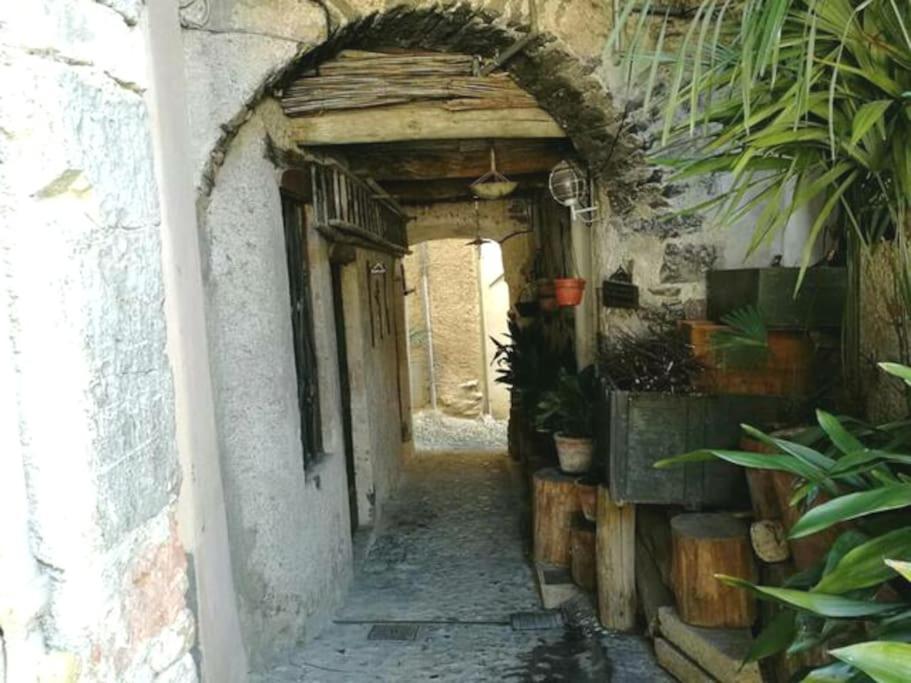 L'Antico Borgo, Un Mix Di Storia E Romanticismo Vila Lierna Exterior foto
